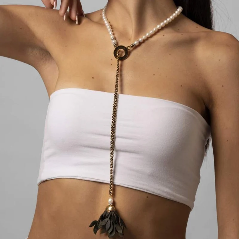 CENTOPERCENTO CACHEMIRE Collana lunga con perle bianche e foglia
