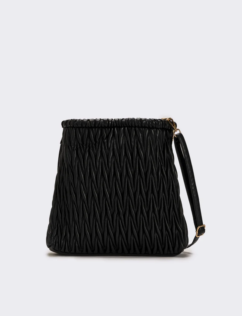 Shopping goffrata con patta e tracolla catena infilata - Nero